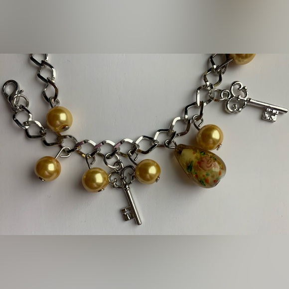 NWOT, Charm Bracelet, Unknown Artist, Glass Floral Beads w/ Keys and Faux Pearl - Picture 5 of 9